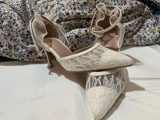 Zapatos de tacón blancos con encaje
