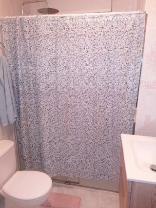 Cortina de baño azul y blanca