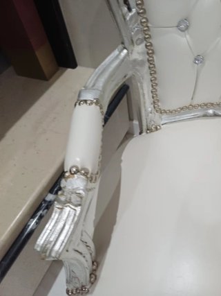 Poltrona Chesterfield pelle bianca e argento