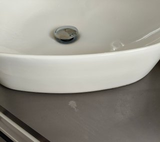 Mobile bagno sospeso con lavabo e rubinetto