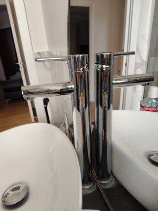 Mobile bagno sospeso con lavabo e rubinetto