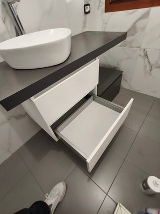 Mobile bagno sospeso con lavabo e rubinetto