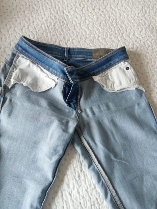 Pantalón vaquero azul desgastado