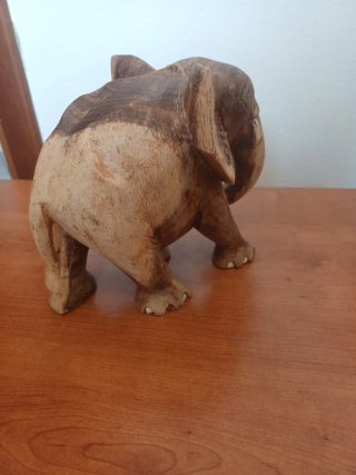 Elefante in legno intagliato a mano