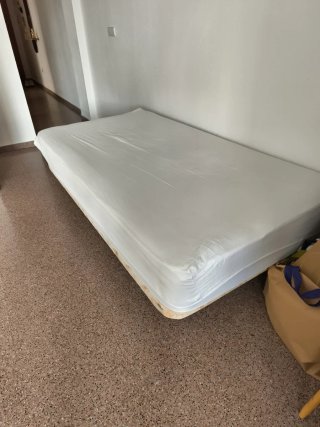 Cama con somier de madera