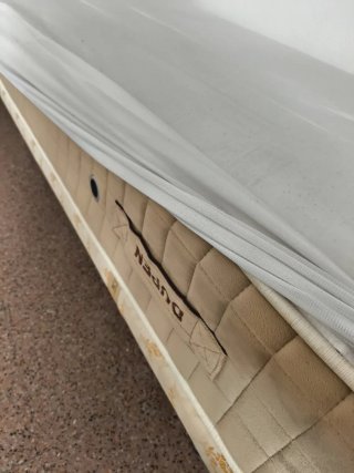 Cama con somier de madera
