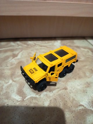 Camioneta Hummer 6x6 de plástico y metal