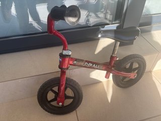 Bicicletas de equilibrio rojas