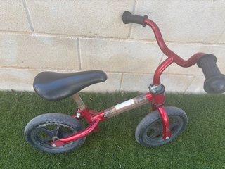 Bicicletas de equilibrio rojas