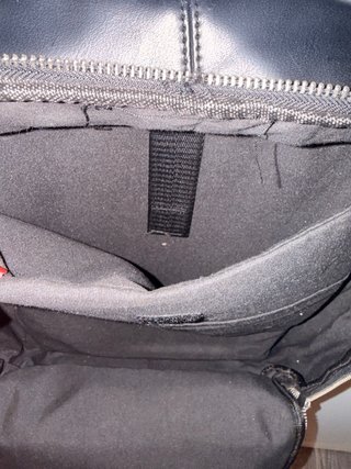 Mochila de cuero negra con compartimentos