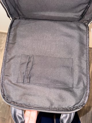 Mochila de cuero negra con compartimentos