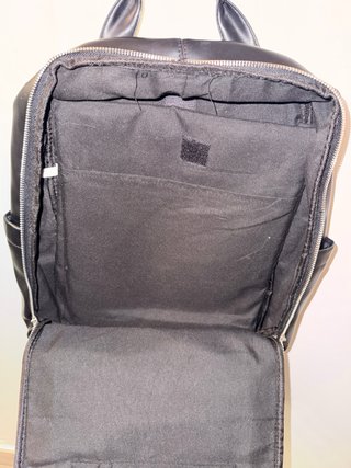 Mochila de cuero negra con compartimentos