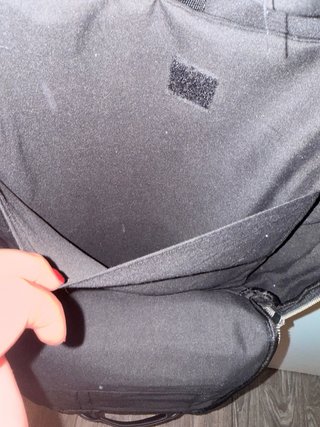 Mochila de cuero negra con compartimentos
