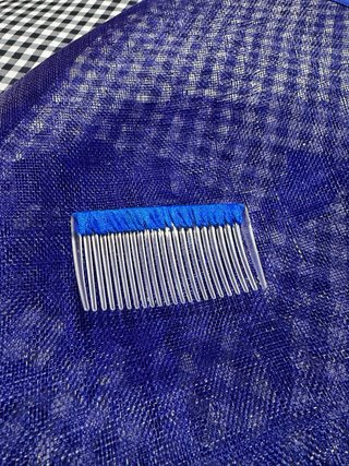 Tocado azul para invitada de boda