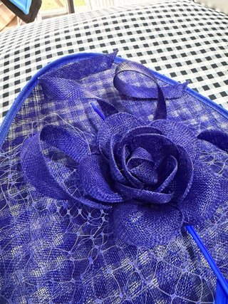 Tocado azul para invitada de boda