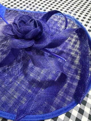 Tocado azul para invitada de boda