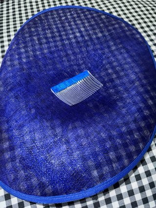 Tocado azul para invitada de boda