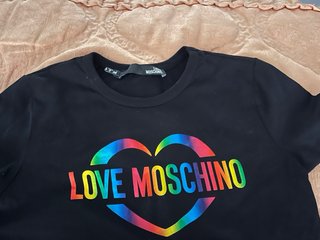 Camiseta Love Moschino Negra Corazón Arcoíris Tall