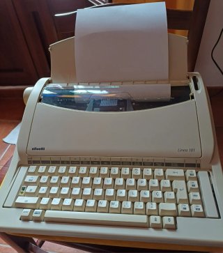 Máquina de escribir Olivetti Línea 101