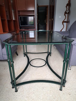 Mesa de forja verde con cristal