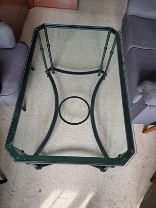 Mesa de forja verde con cristal