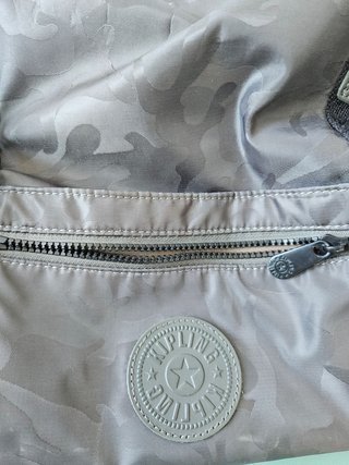 Bolso Kipling ART M Camuflaje Gris