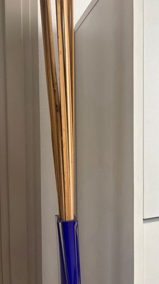 Jarrón alto de cristal azul y madera