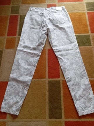 Pantalón estampado gris y blanco
