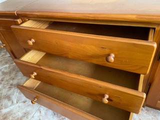 Mueble TV y estanterías de madera