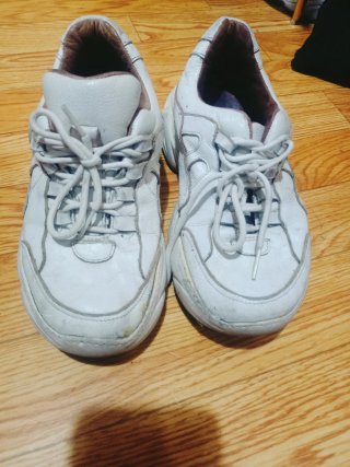 Zapatillas blancas y marrones