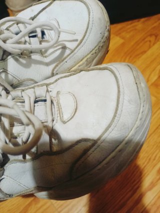 Zapatillas blancas y marrones
