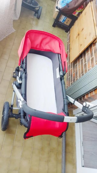 Carrito de bebé Bugaboo rojo