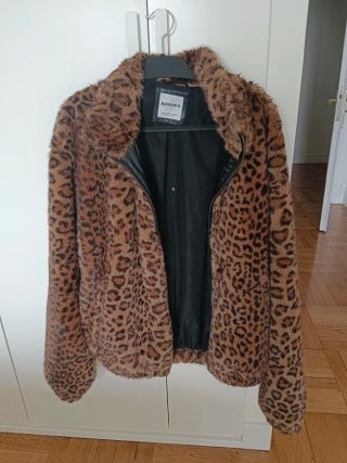 Abrigo Bershka efecto piel sintética leopardo