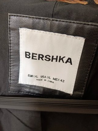 Abrigo Bershka efecto piel sintética leopardo