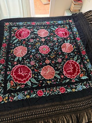 Mantón de Manila bordado floral negro