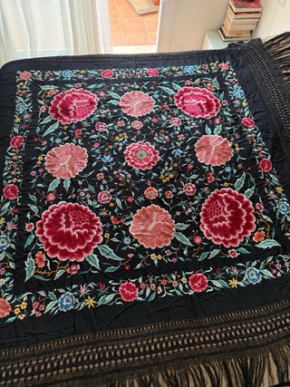 Mantón de Manila bordado floral negro