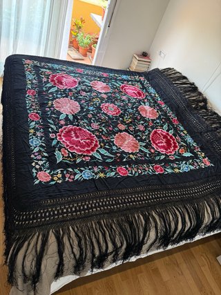 Mantón de Manila bordado floral negro