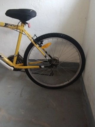 Bicicleta de montaña amarilla