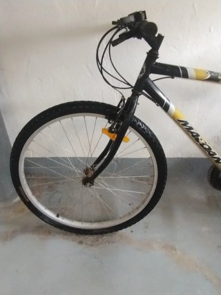 Bicicleta de montaña amarilla
