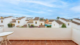 Casa pareada en venta en Elviria en Marbella