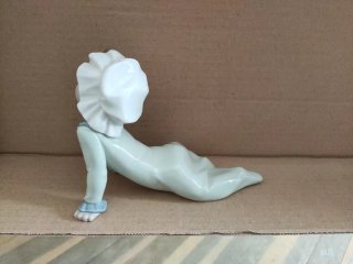 Figura Lladró Niña Gateando