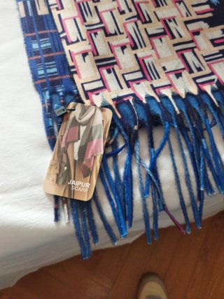 Bufanda azul y rosa con flecos