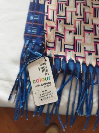 Bufanda azul y rosa con flecos