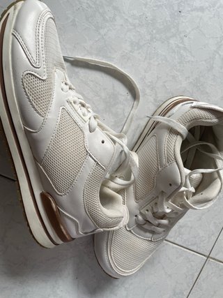 Zapatillas deportivas beige y blancas