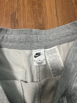 Pantalón corto Nike gris
