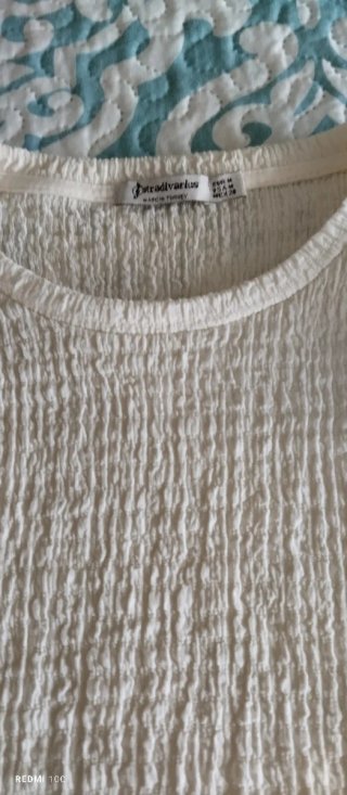 Blusa Stradivarius color vainilla con volantes
