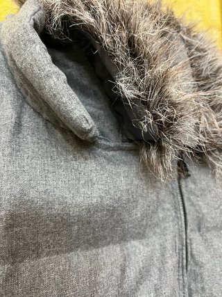 Plumífero gris Cortefiel con capucha y cinturón