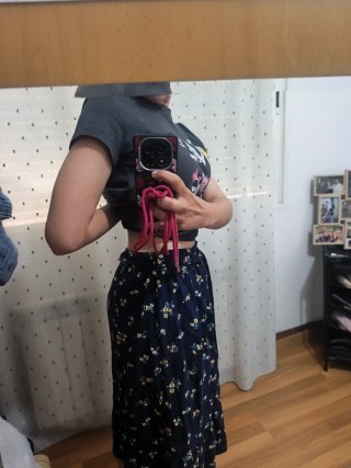 Falda midi Springfield floral azul y amarillo