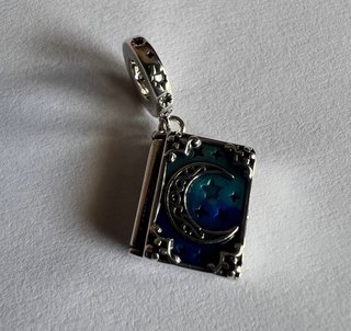 Charm Plata Libro Luna Estrellas