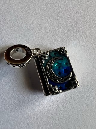 Charm Plata Libro Luna Estrellas